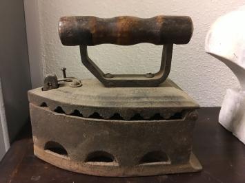 Klassisches Eisen - Kohlemodell - original und authentisch (21x19x11 cm)